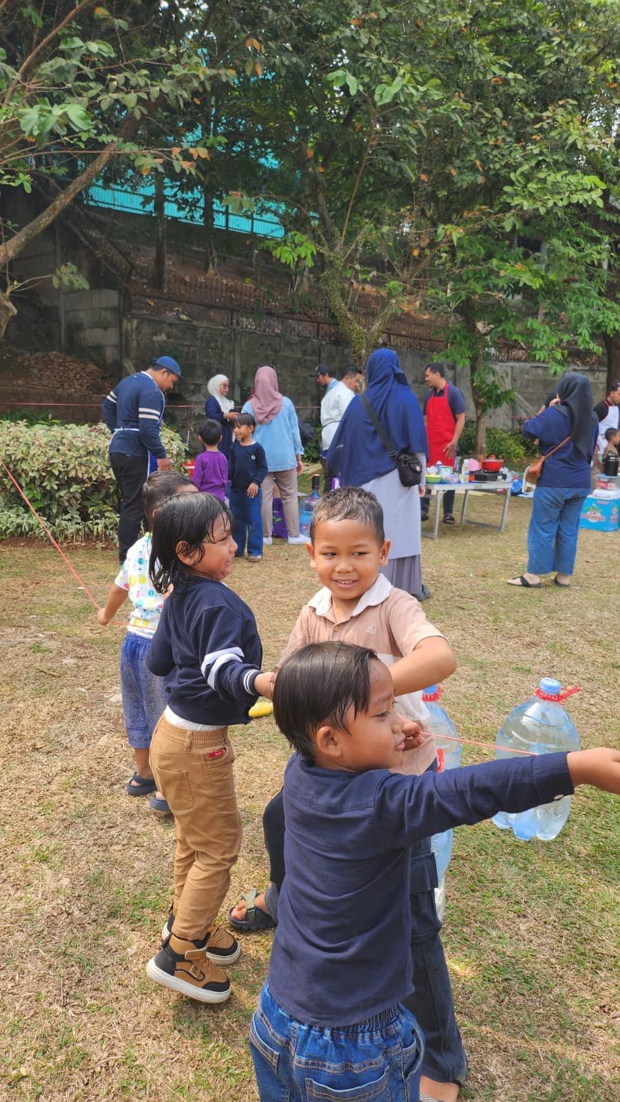 Anak-anak bermain bersama saat kegiatan keluarga TKIT Puzzle