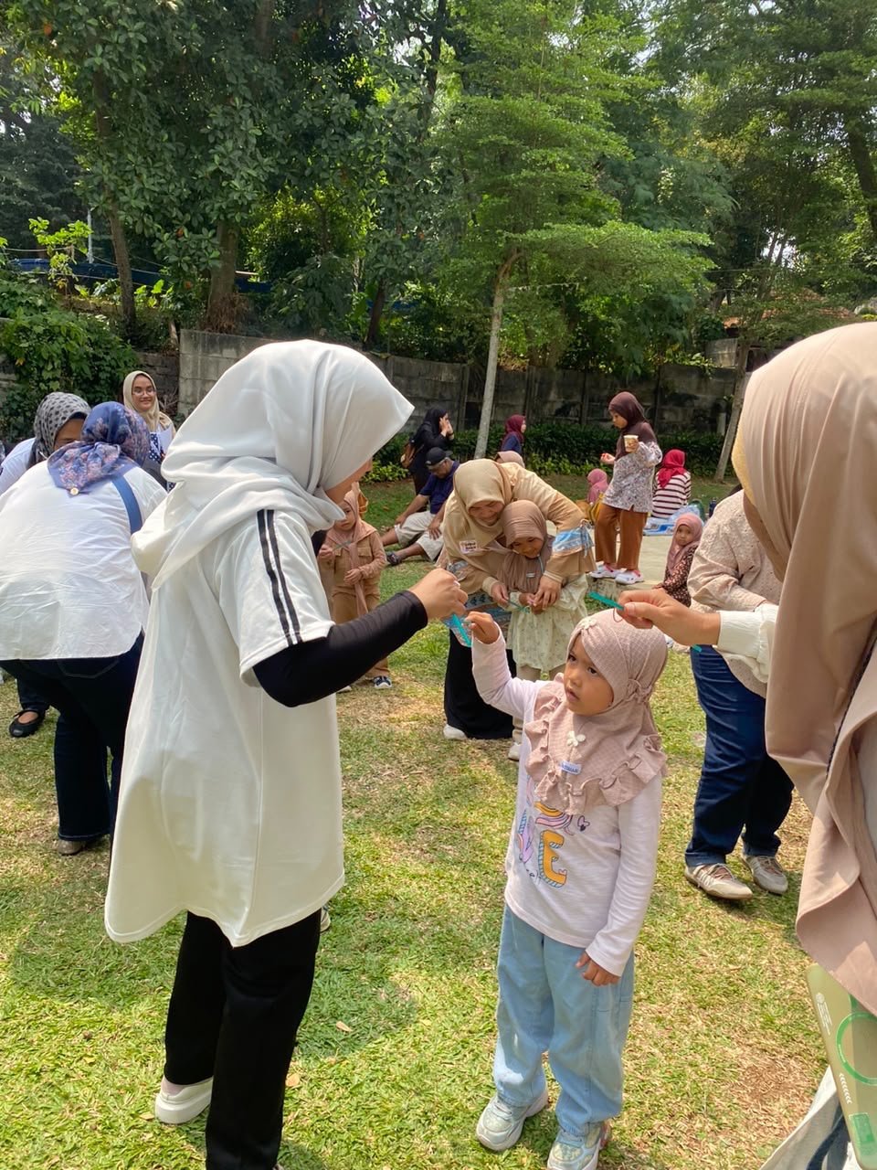 Seorang anak mengikuti permainan dengan pendamping