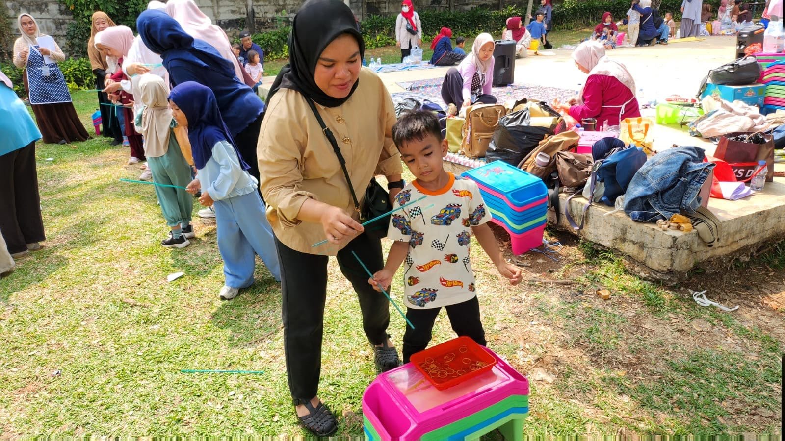 Seorang anak mencoba permainan bersama pendamping